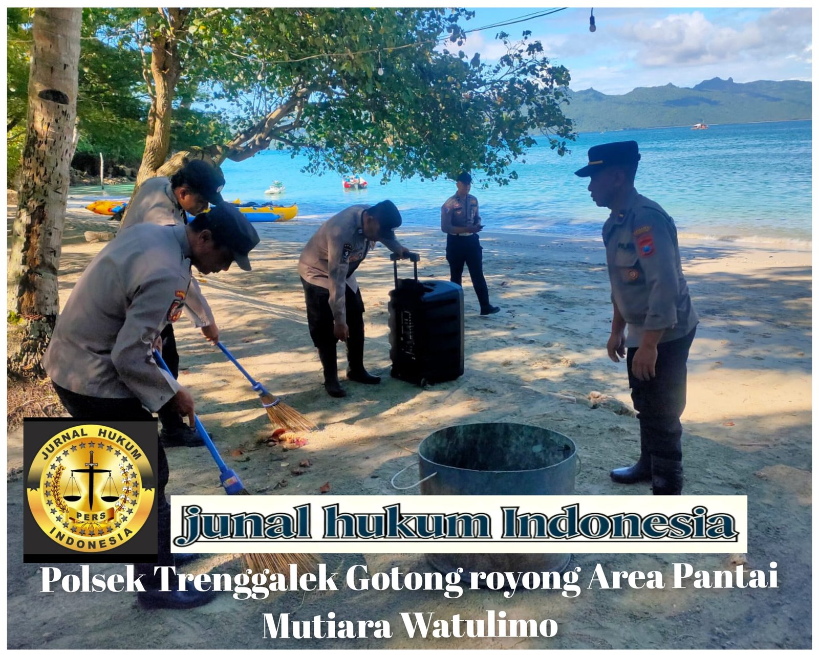 Gotong Royong Polres Trenggalek Bersihkan Area Pantai Mutiara Watulimo